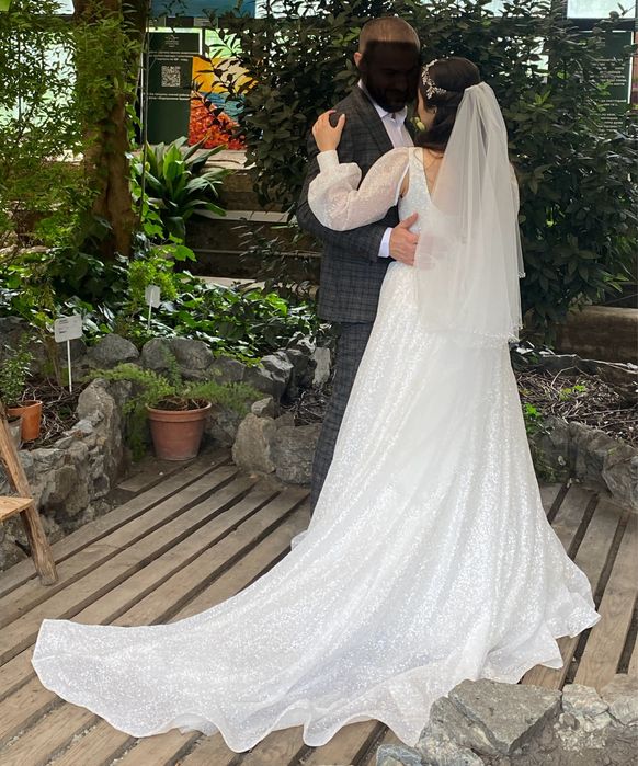 Весільна сукня білого кольору