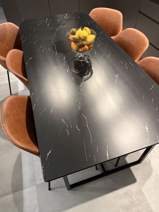 Stół czarny wygląd marmuru