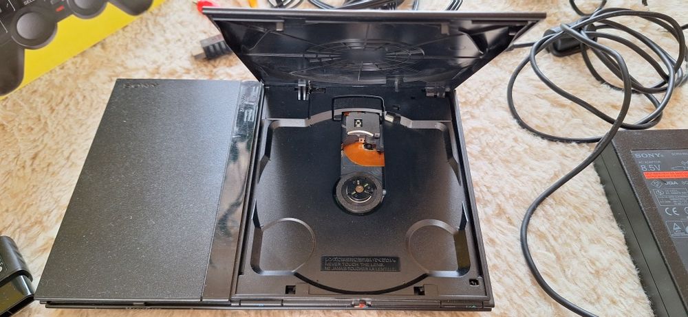 PlayStation 2 z akcesoriami