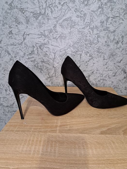 Туфлі лодочки на підборах