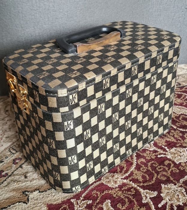 Эффектный кейс в стиле Louis Vuitton с ключами  почти новый