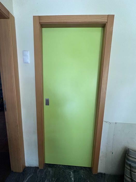 Portas verdes, azuis e lilazes.