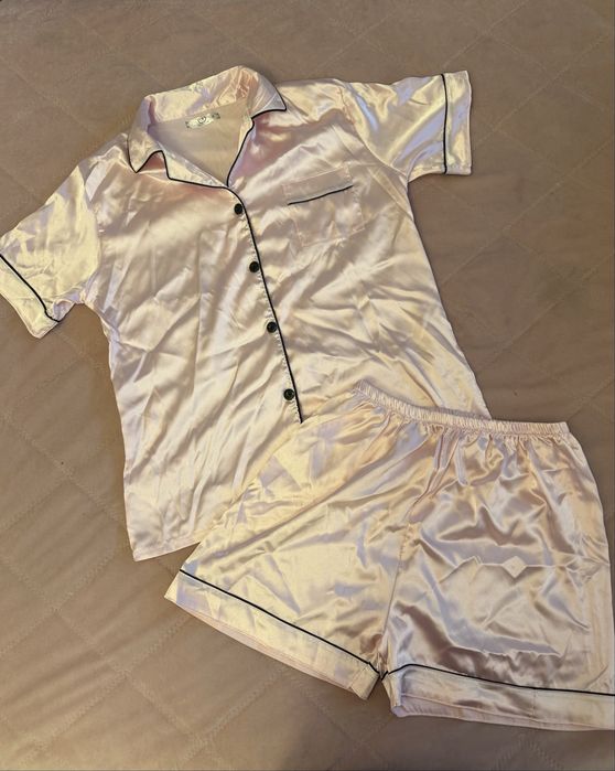 атласна піжама.