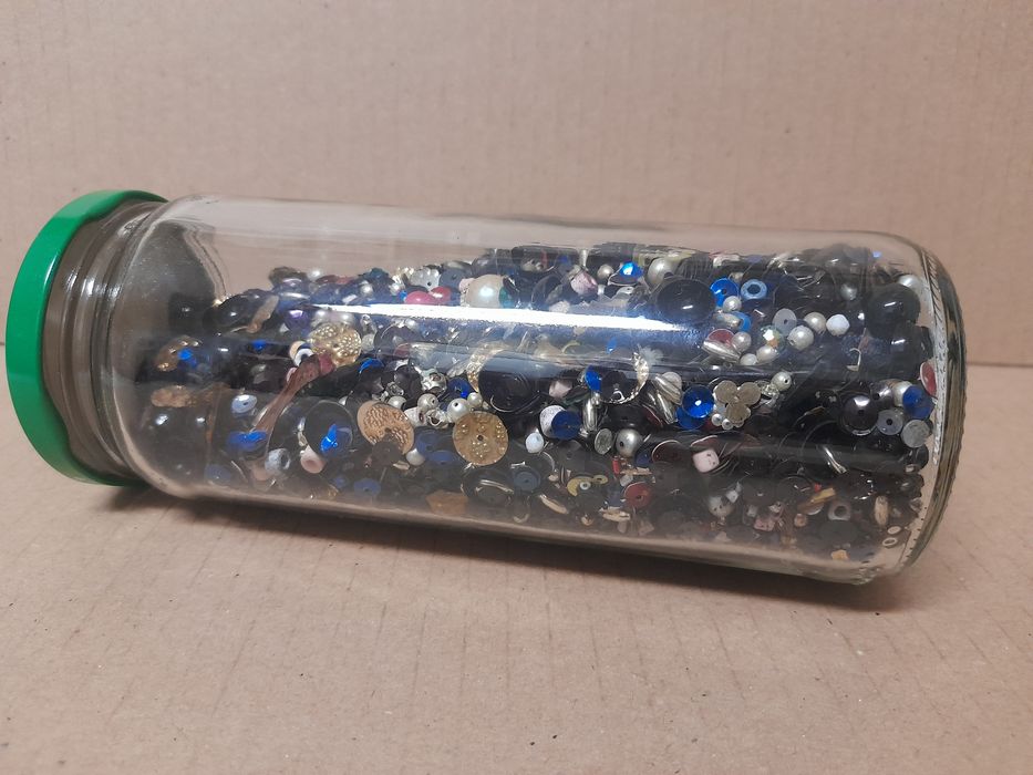 Lote de pequenas missangas, contas e lantejoulas