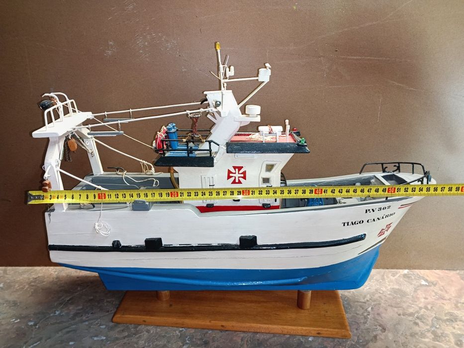 Barco em madeira para coleção, feito artesanalmente, medidas: 56/45cm.