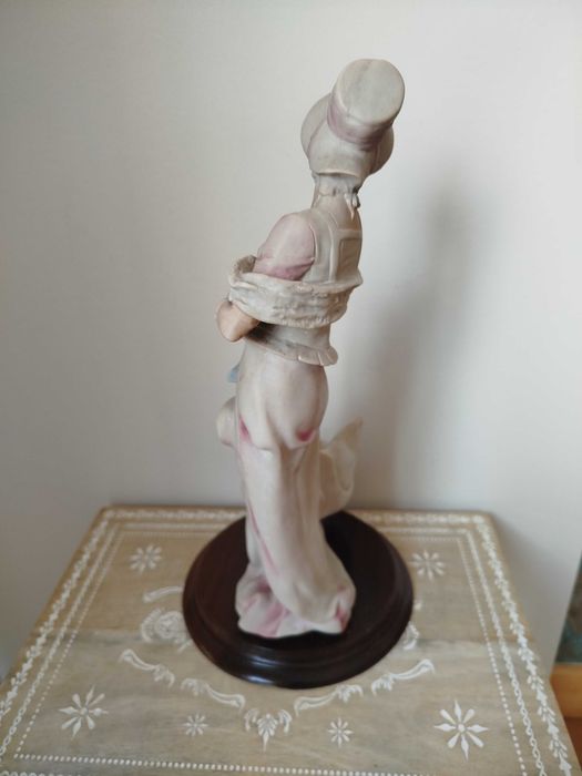 Antiga e Belíssima Escultura em Marfinite