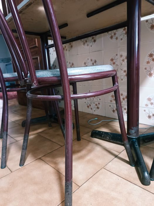Mesa com quatro cadeiras de ferro em bom estado