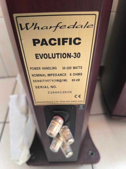 Colunas grandes Wharfedale Pacific EVO-30, em madeira em excelente estado.