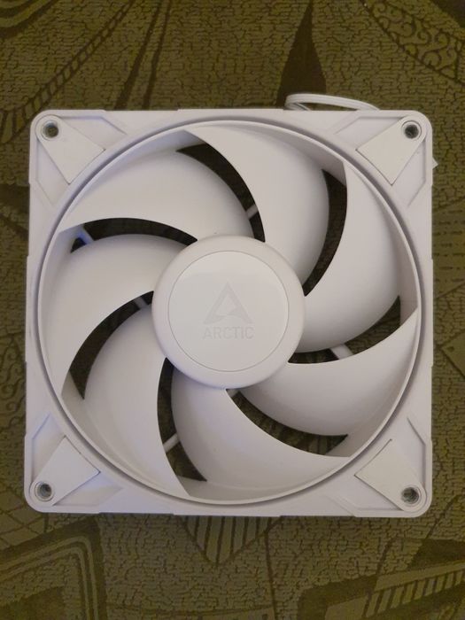 Продам корпусный вентилятор  140мм