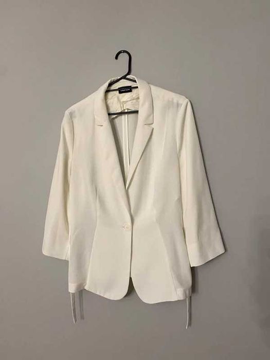 Biała elegancka marynarka, żakiet Taifun