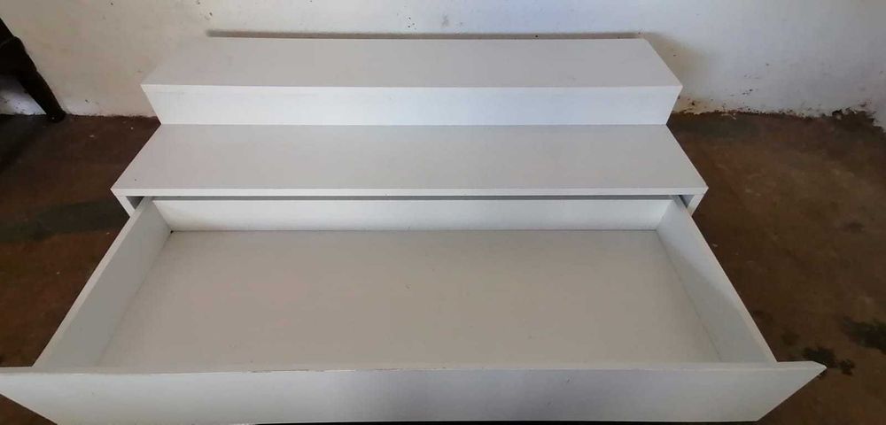 Moveis expositores 2 com gaveta e 1 com espelho