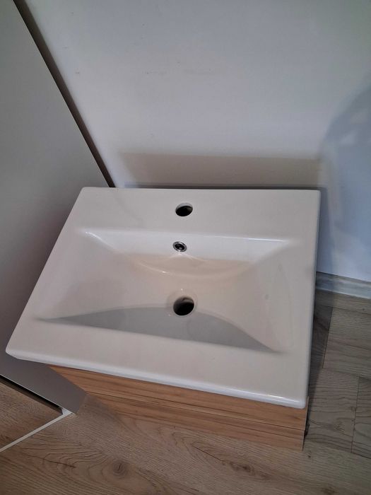 Umywalka z szafką  wiszaca