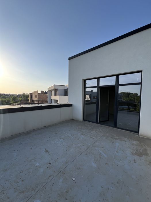 Будинок з терасою та земельною ділянкою  4 сотки