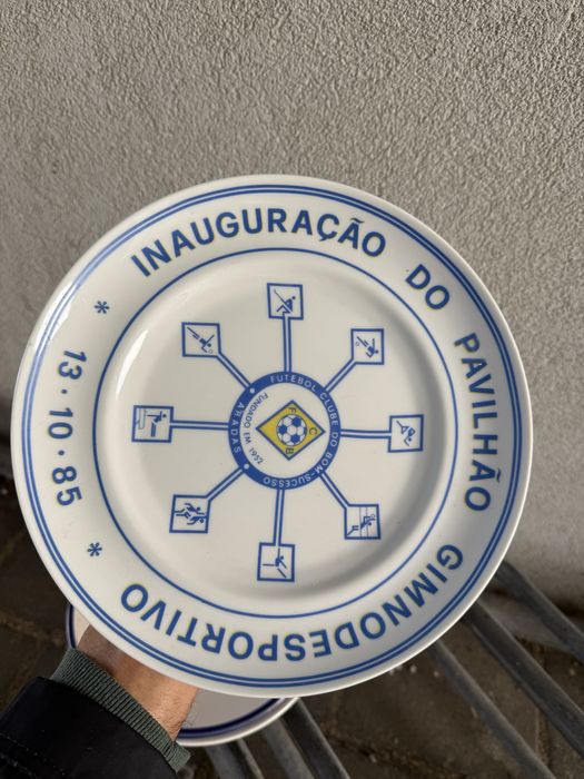 Varios pratos comemorativos