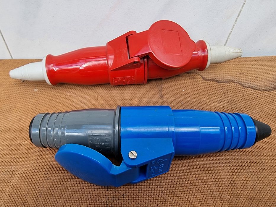 Diversas tomadas monofasicas e trifásias