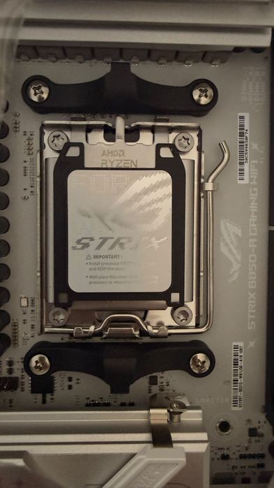 Bundle Gamer: ASUS ROG Strix B850-A Gaming WiFi + AMD Ryzen 7 9800X3D