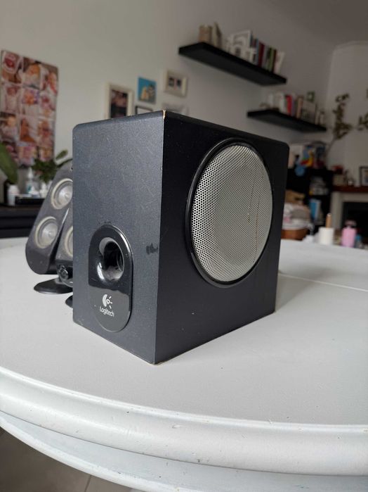 Logitech x-230 2.1 (2 satélites + 1 subwoofer)