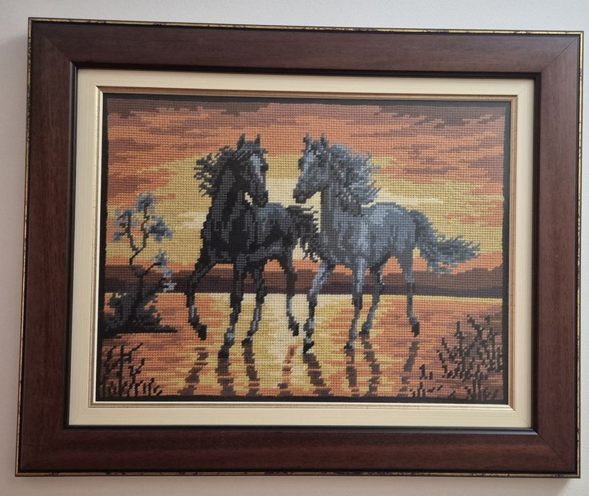 Vendo quadros feitos em meio ponto