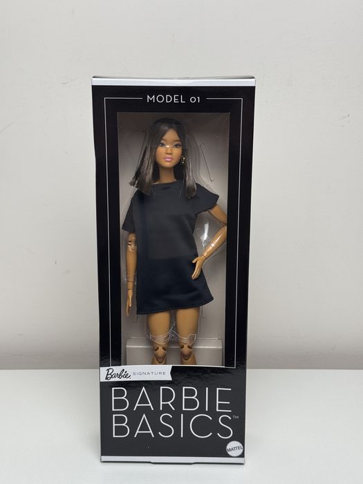 Барбі Колекційна лялька Barbie Basics Model 01, брюнетка