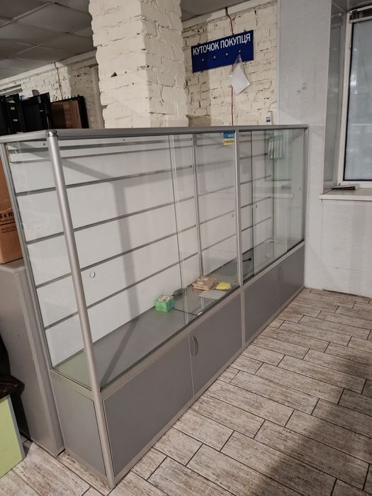 Торгова вітрина з профілю та скла  під гачки