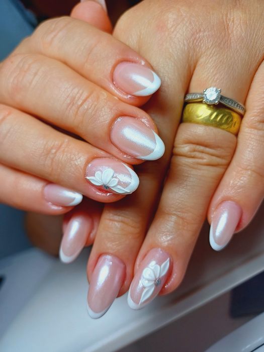 Brasileira fasendo suas unhas