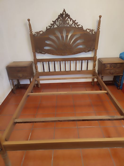 Mobília antiga em cru.