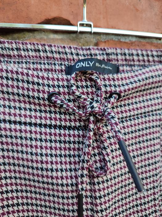 Damskie eleganckie materiałowe spodnie w pepitke chinosy