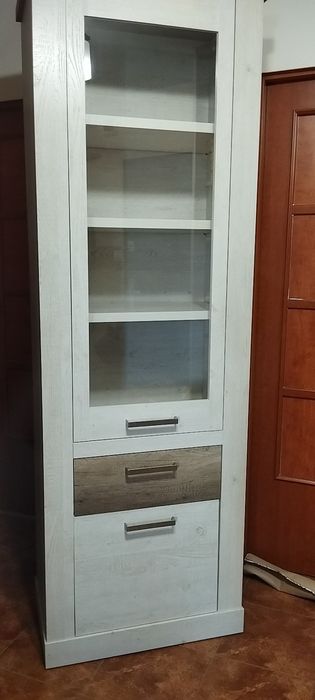 Szafa wysoki słupek witryna