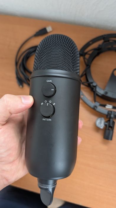 Студійне обладнання Blue Yeti Blackout + Radius II