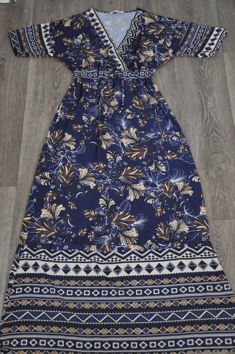 Długa sukienka w granatowe wzory, kopertowa; także dla wysokich kobiet