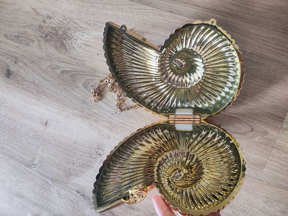 Torebka muszla twarda kopertówka złota łańcuszek torba metal  kuferek