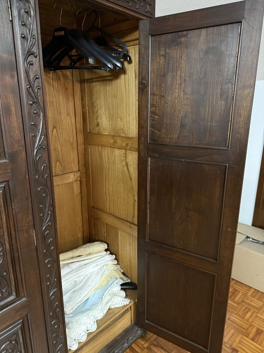 Roupeiro em talha manual - desenho  “flor de liz”