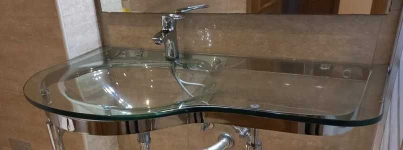 Lavatorio de design, de vidrio temperado, pouco usado, com suporte de aco inoxidavel, sem marcas de uso.