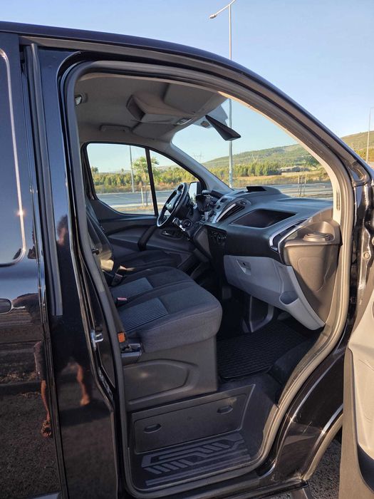 Viatura Ford Transit Custom, de cor preta