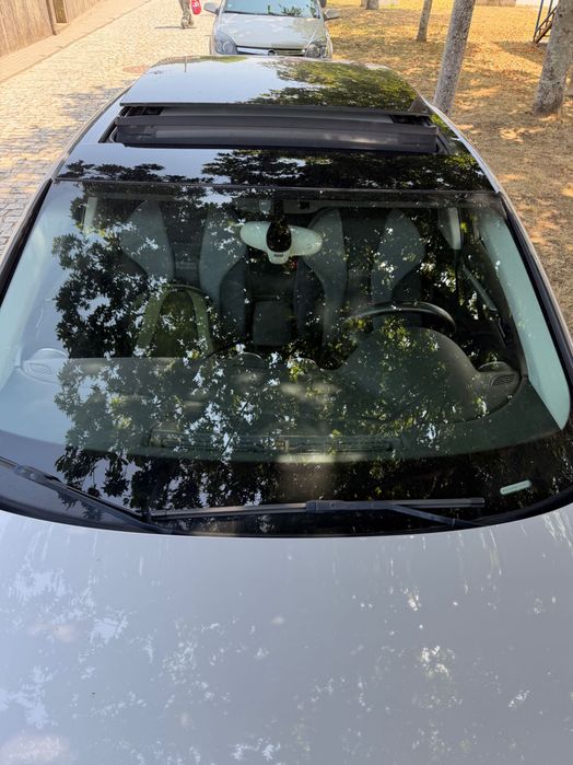 Um automovel audi