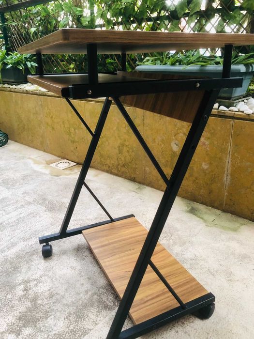 Mesa de contraplacado com gaveta