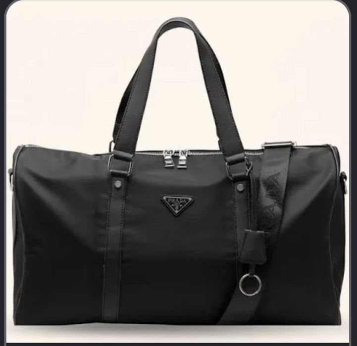 сумку prada для спорту або подорожей