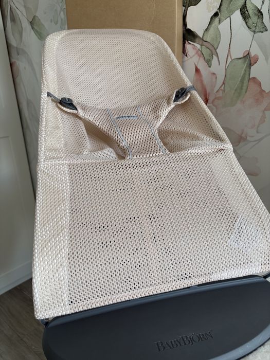 Leżaczek bujaczek babybjorn pearly pink mesh
