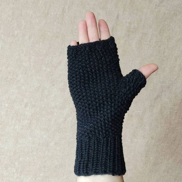 Mitenki handmade czarne merino Drops warkocz unisex