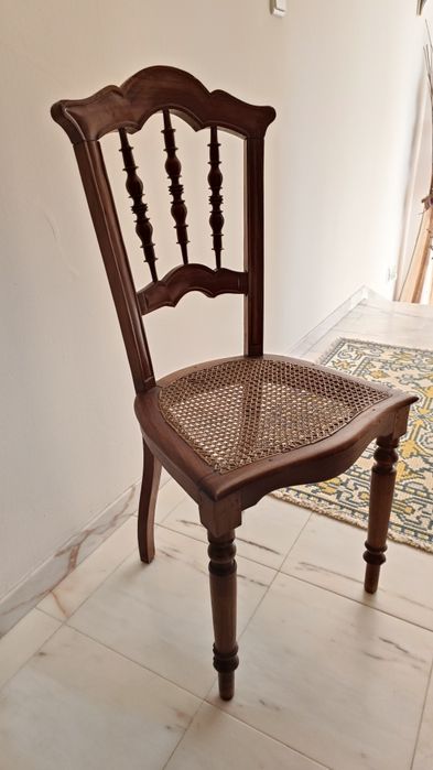 Cadeira antiga em palhinha