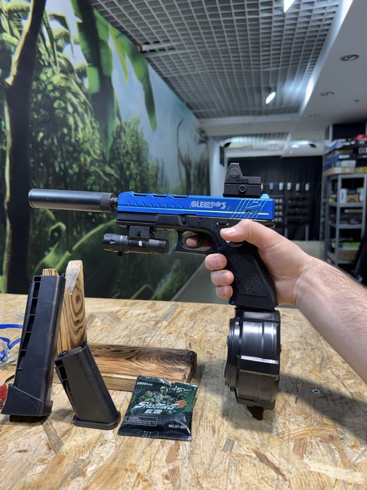 Пістолет Glock 17 з лазером, прицілом та 3 магазинами різної ємності