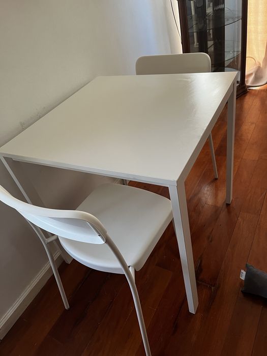 Mesa com duas cadeiras para vender