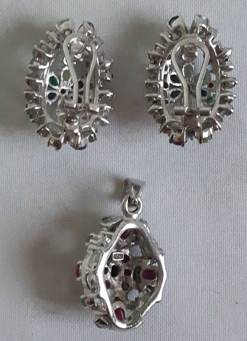 Роскошный серебряный гарнитур с самоцветами