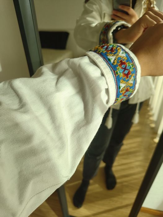 Casaco ganga branco com mangas coloridas