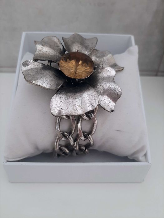 Pulseira com flor Brilhante Nova