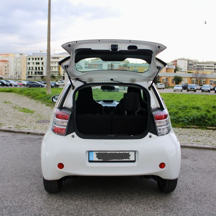 Vendo Toyota IQ 1.4 D-4D (90cv) de 10/2009