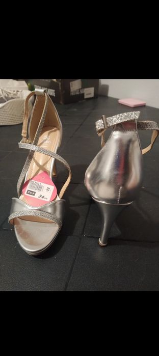 Sandálias prateadas tamanho 38