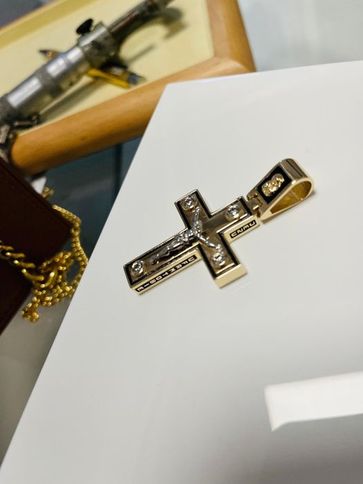 Złoty krzyżyk 585 z cyrkoniami – masywny, 24 g