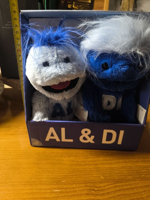 Peluche Al & Di em embalagem original.

- Peluche azul claro