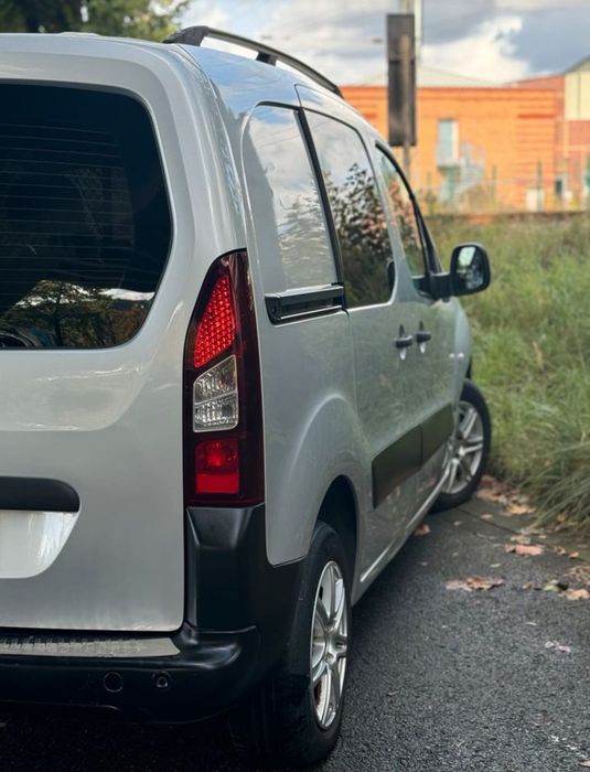 Peugeot Partner [L1H1]
1.6L [e-HDI] 90HP
• Automática 
• "FULL EXTRAS"